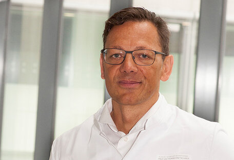 Prim. Univ.-Prof. Dr. Thomas Kretschmer wird mit Dr. David Kline Lectureship Award ausgezeichnet